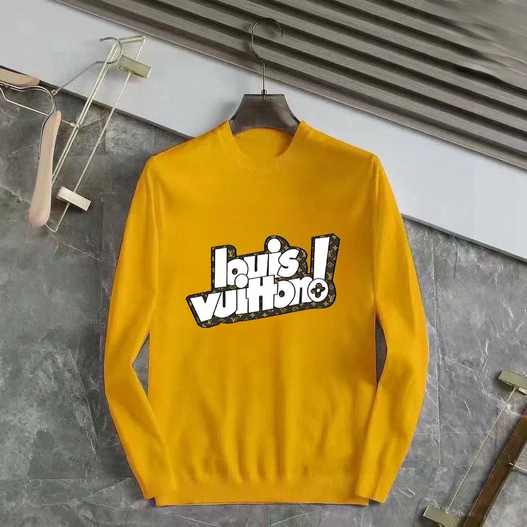 🅿️240 【LV Louis Vuitton】Autumn and winter classic round neck pullover sweater, in full condition! ! ! Wool blended fabric, the latest model in 2025, golden ratio! ! Slim-fitting soft gold, versatile and practical item, the combination and practicality are extremely powerful, simple and elegant, and classy! To create your own style, it is highly recommended to buy it in two colors. The standard slim fit tailoring process is suitable for both young and old men. It is knitted from wool and will not cause any discomfort! While keeping warm, it is stylish, textured and wearable, and the classic logo with contrasting colors on the chest feels in place! ! Recommended for regular customers! ! Size M-3XL (maximum wear: 190 pounds)